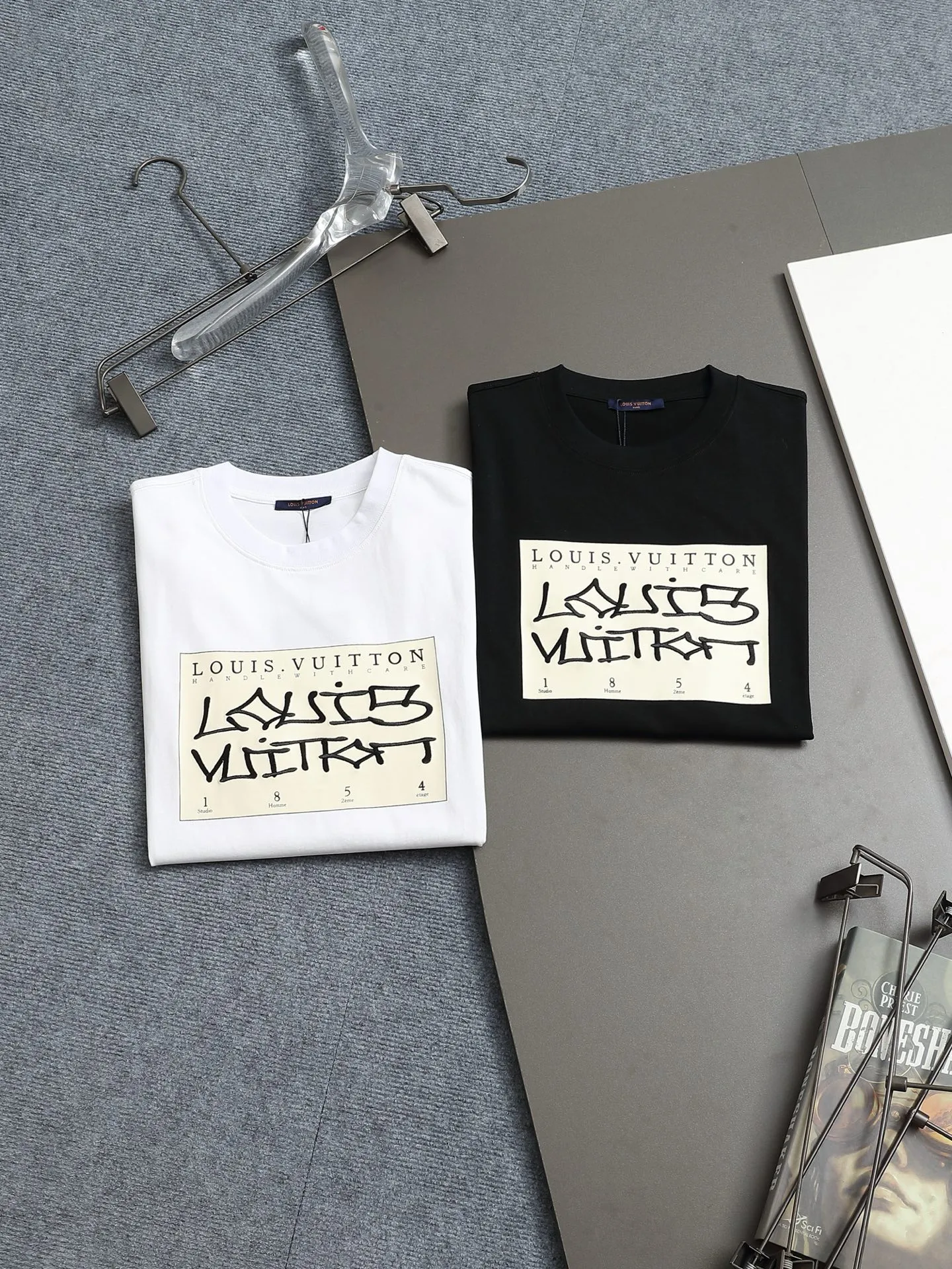🅿️170 𝐋𝐎𝐔𝐈𝐒 𝐕𝐔𝐈𝐓𝐓𝐎𝐍 𝟐5𝐒𝐒 Printed base embroidered cursive 𝐋𝐨𝐠𝐨 short sleeve 𝐓 shirt Code number: XSSML White Black